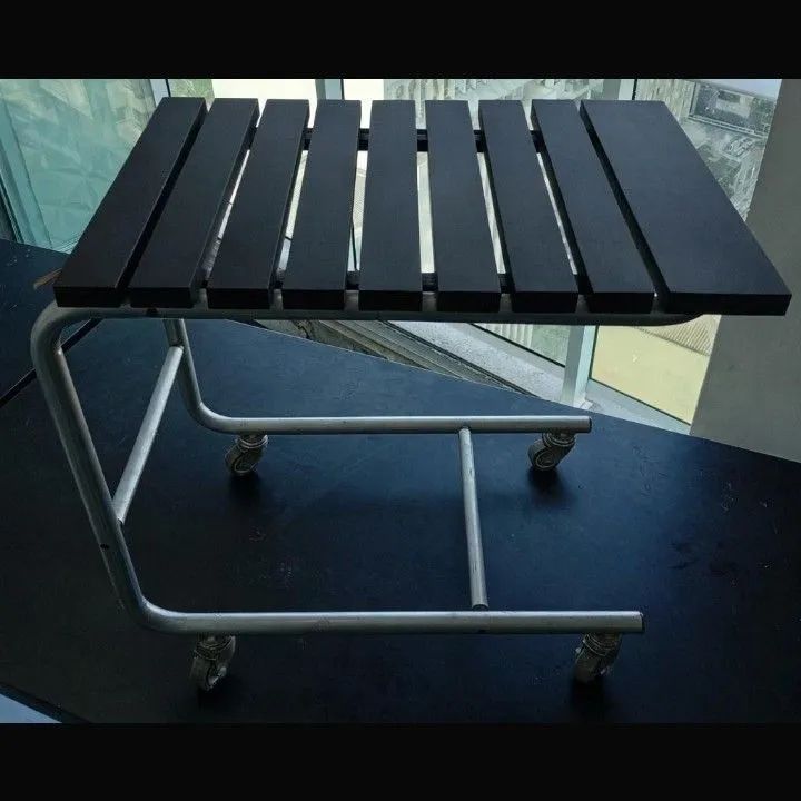 Mesa de apoio / carrinho Tok&Stok com rodas (estilo industrial) - Foto 2