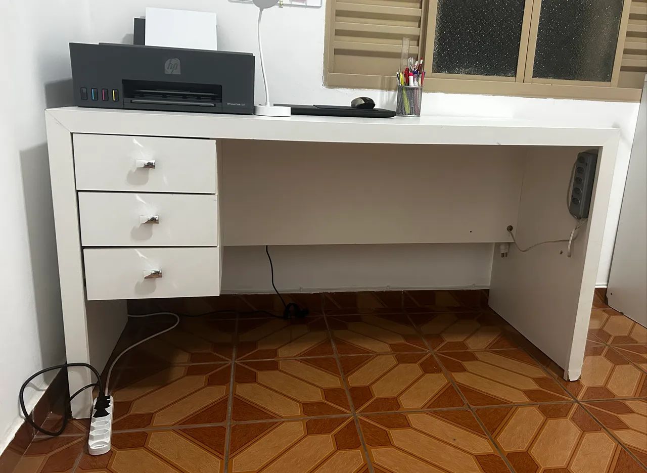 Mesa de escritório branca com 3 gavetas  - Foto 3