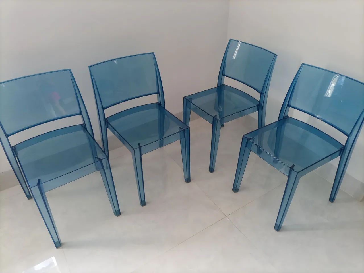 Conjunto Cadeira transparente azul 