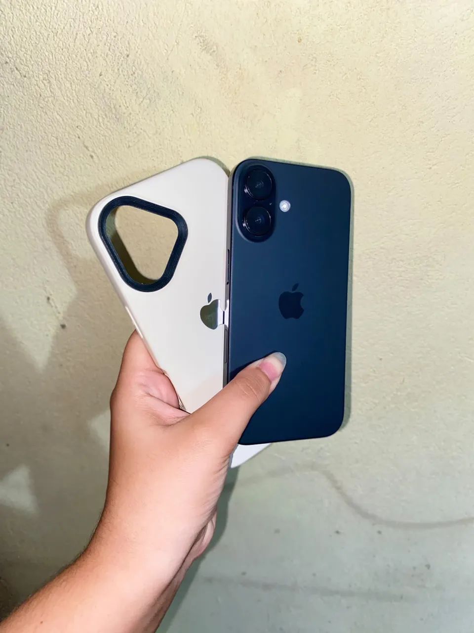 iPhone 16, semi novo. Comprado na loja, acompanha nota fiscal e caixa 