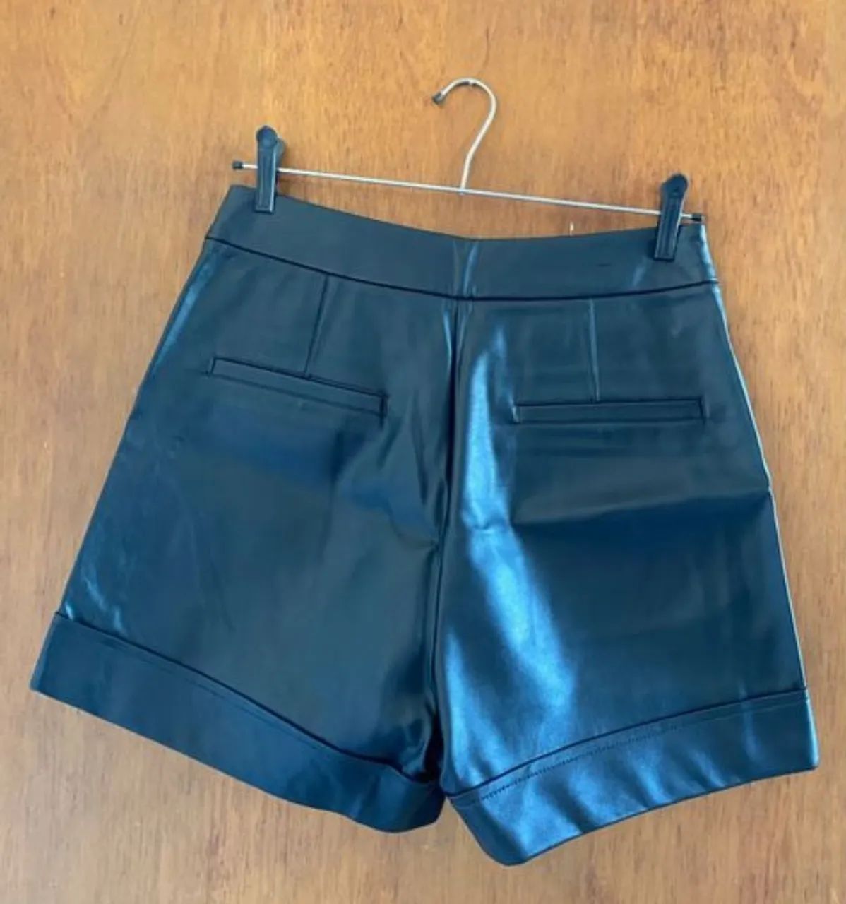 Short em couro PU fosco preto P/M - Foto 4