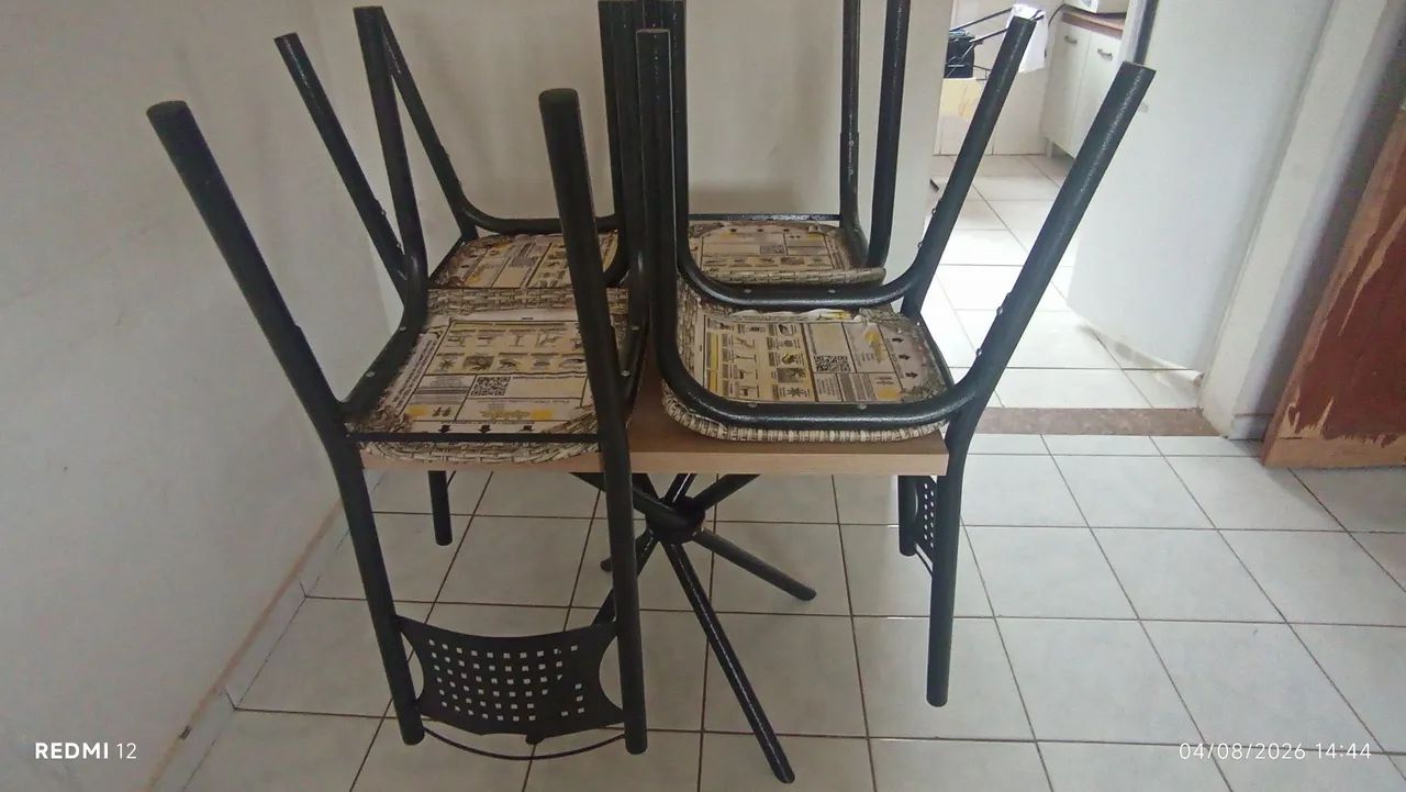Mesa com 4 cadeiras  - Foto 2