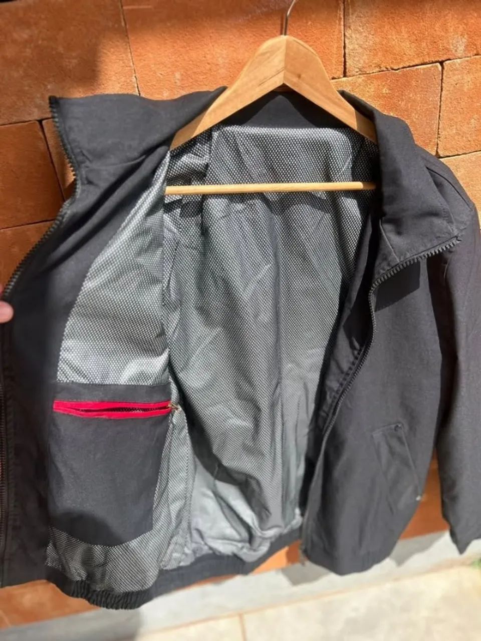 casaco preto de zíper - Foto 2