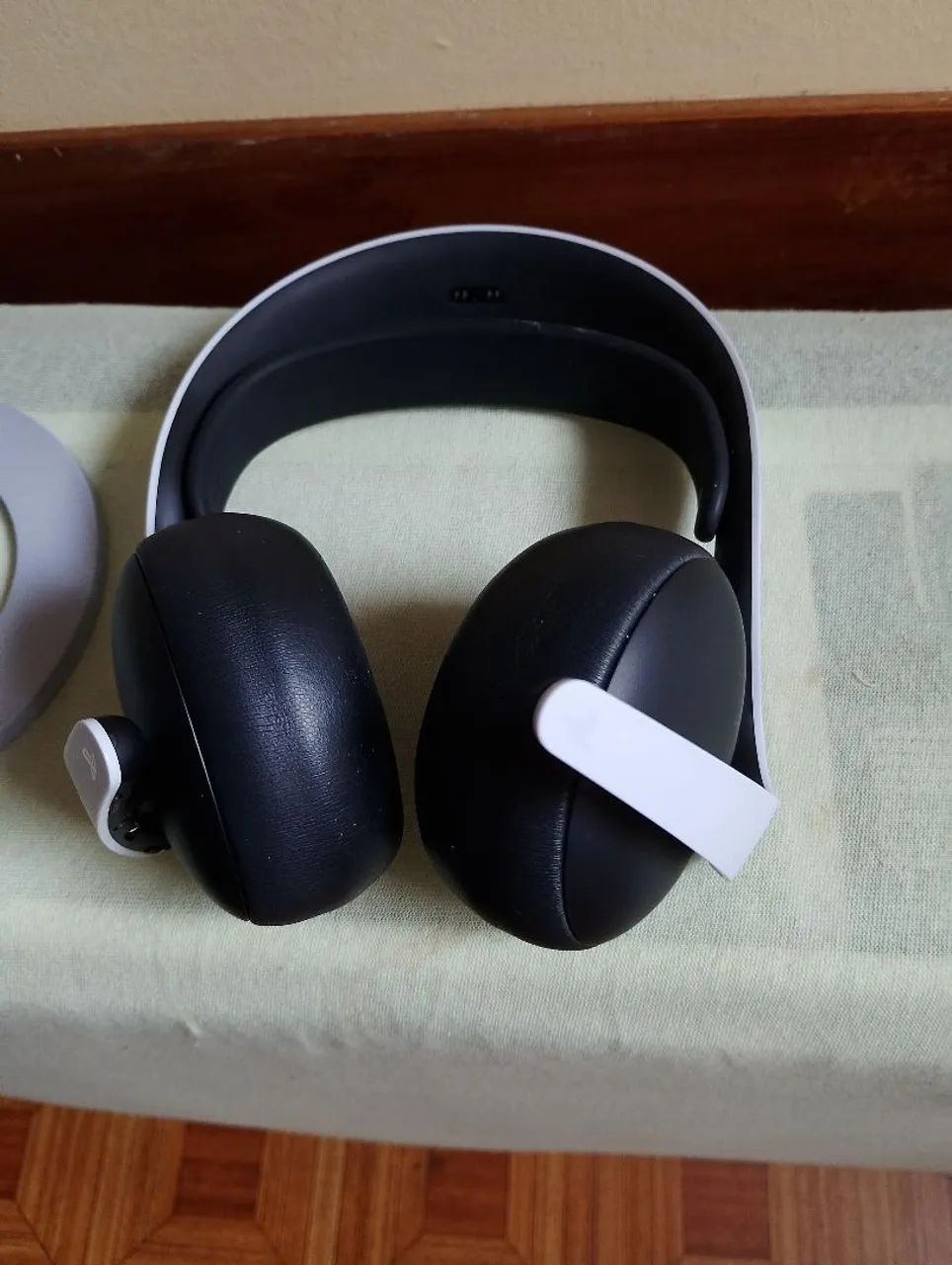 Headset Pulse Elite na caixa com base - Foto 3