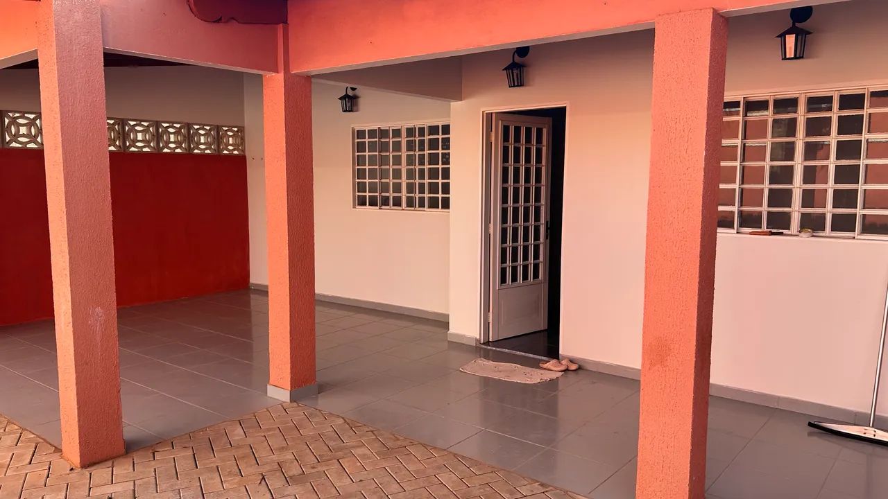 Aluga-se casa confortável e bem localizada.