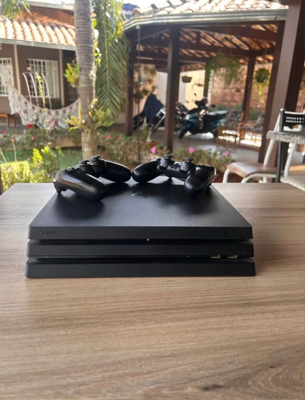 ps4 pro 1tb + 2 controles - Foto 3