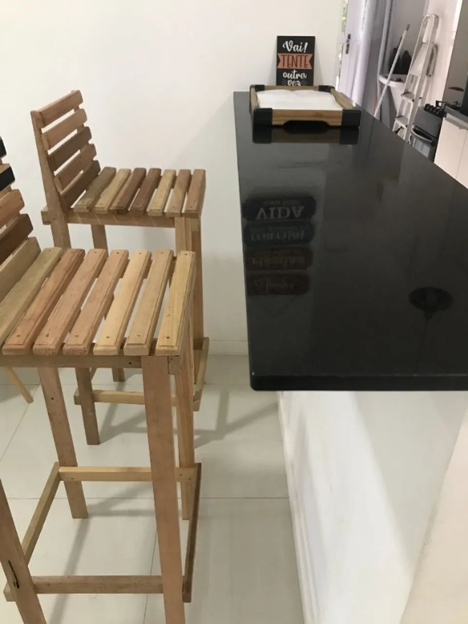 Bancos de madeira - Foto 3