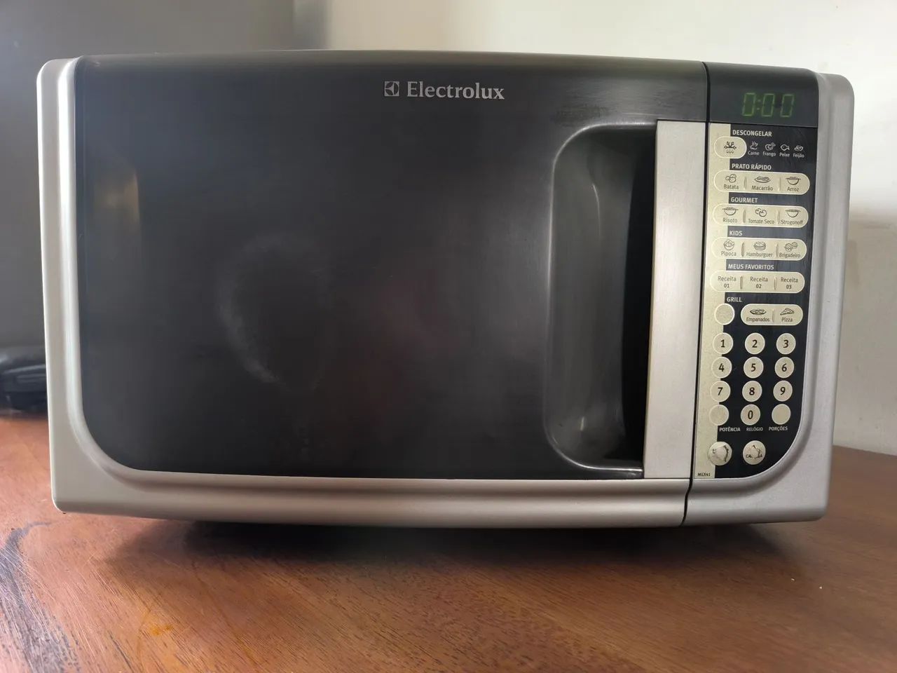 Micro-ondas Grill Electrolux MEX41 aço inoxidável 31L