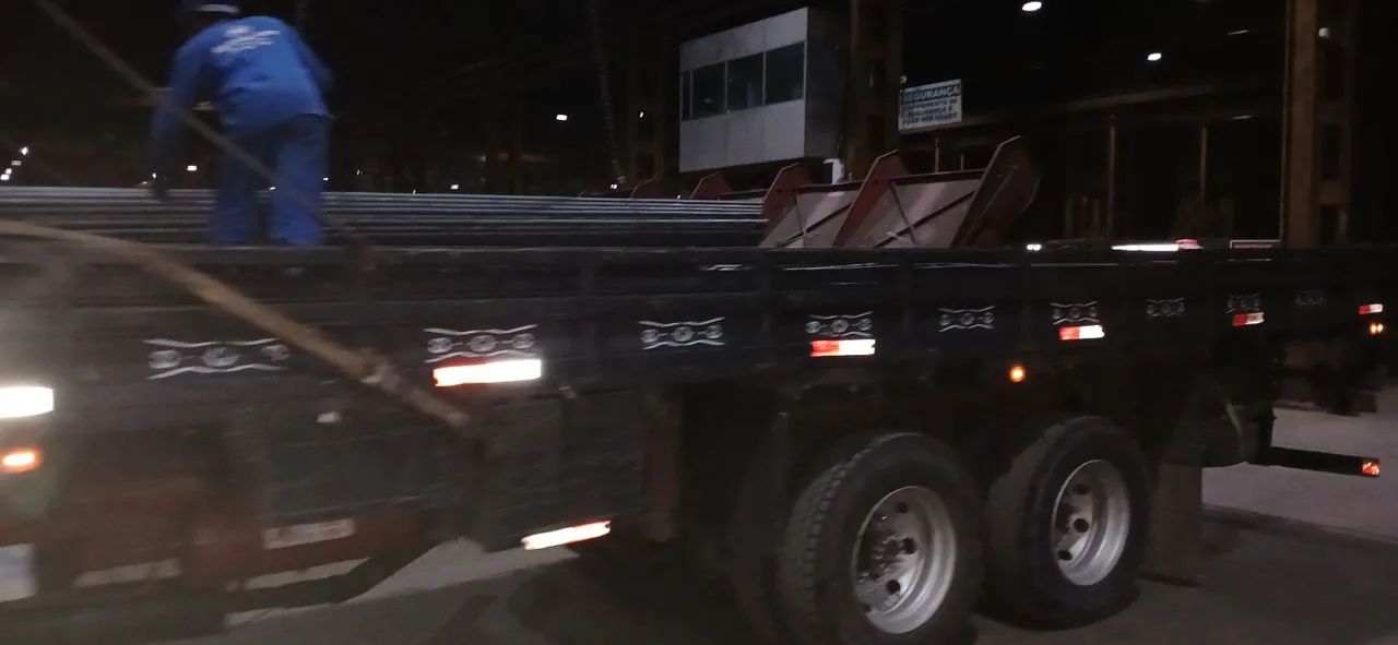 Vendo carroceria de caminhão truck 7.80 conpri 2.45 largura 5 mil reais aceito ofertas  - Foto 8