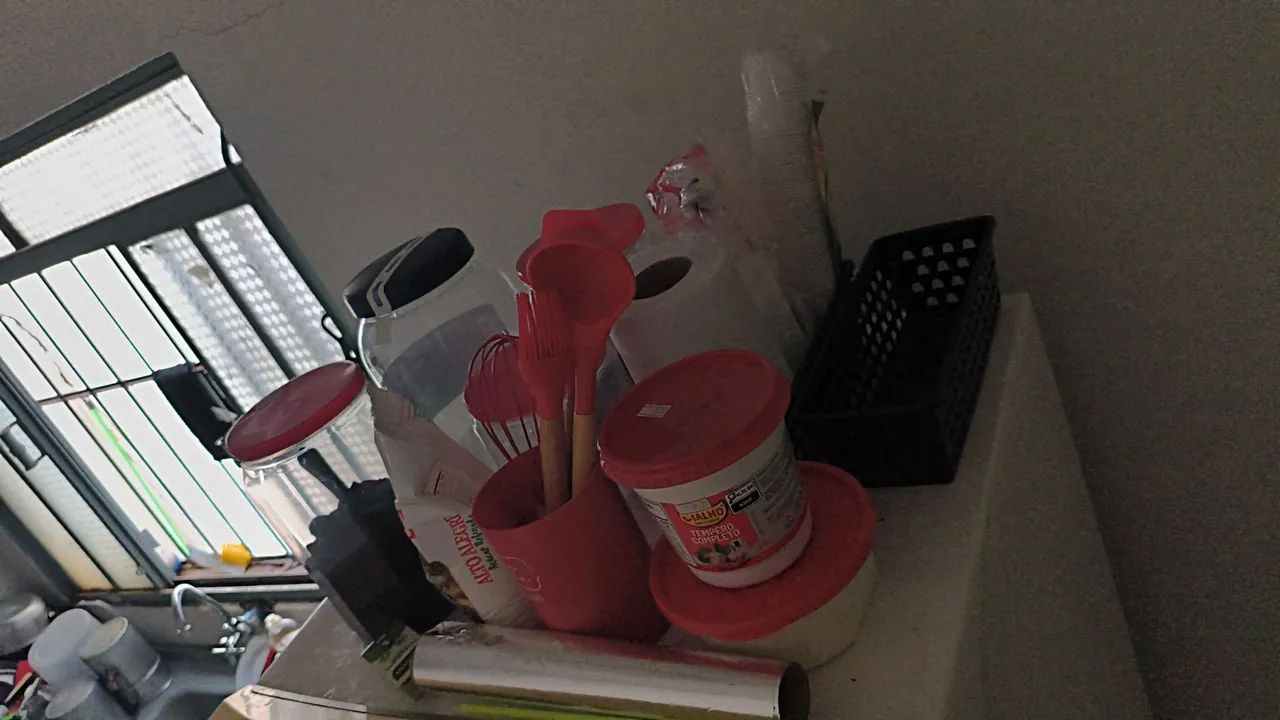 Pia com gabinete e diversos utensílios de cozinha usados - Foto 4