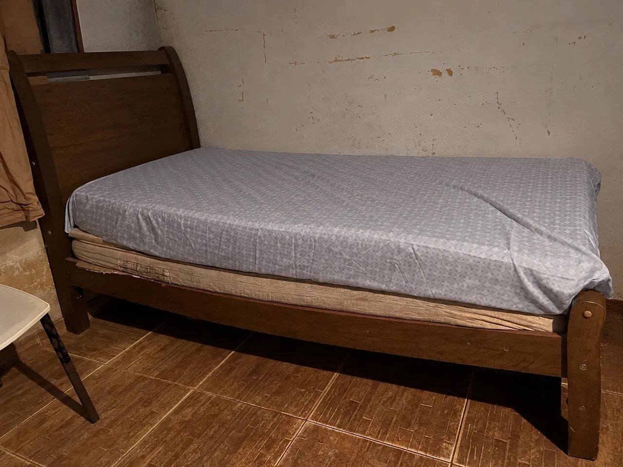 Cama de solteiro de madeira usada - boa estrutura
