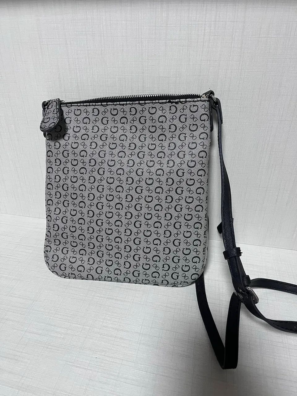 bolsa guess transversal retangular monograma com strass original - Foto 3
