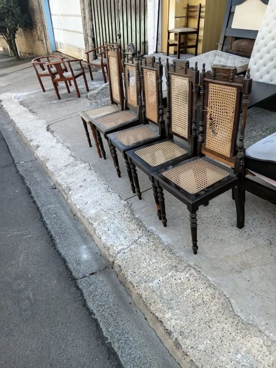 Cadeira de Madeira Maciça - Aceito Oferta - Foto 2