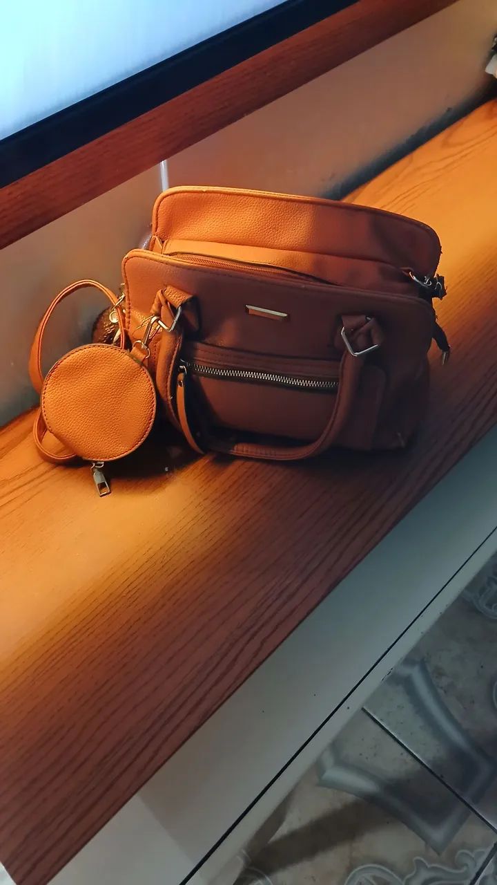 Bolsa espaçosa com vários compartimento,  conservada. - Foto 2