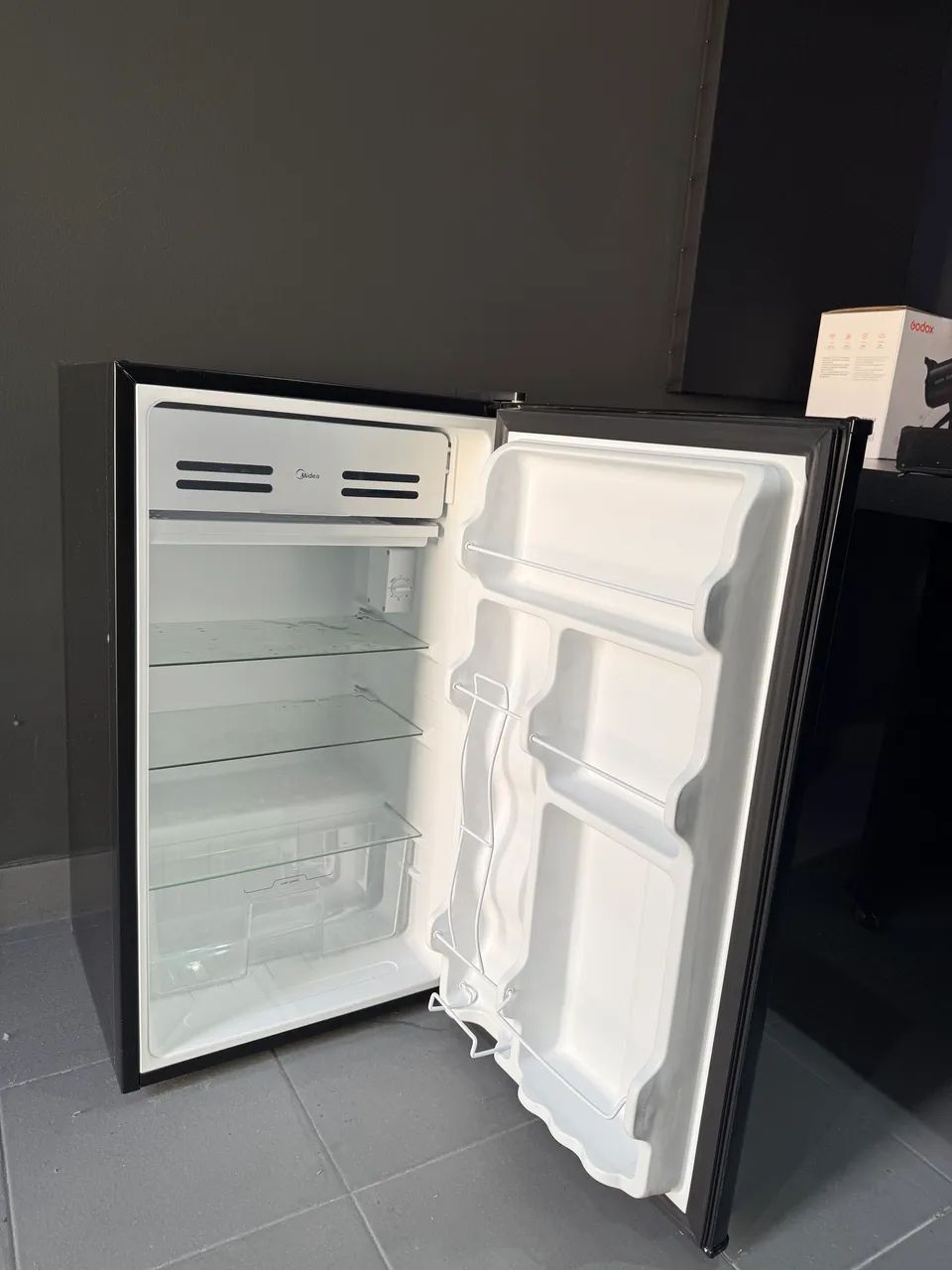 Frigobar Black Edition Preto 93l Inverter Bivolt Midea - Foto 2
