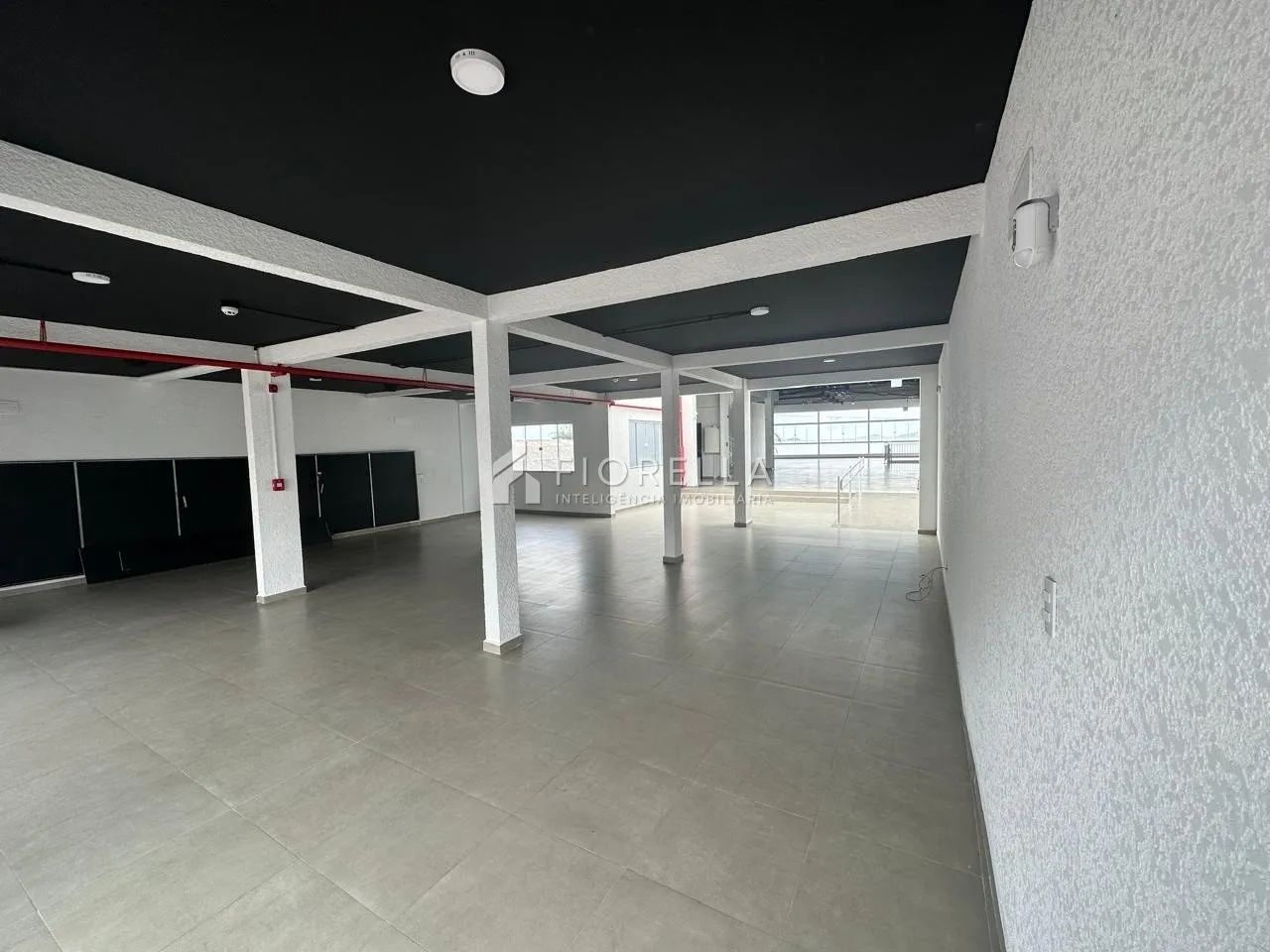 Loja comercial no bairro Barreiros, São José.