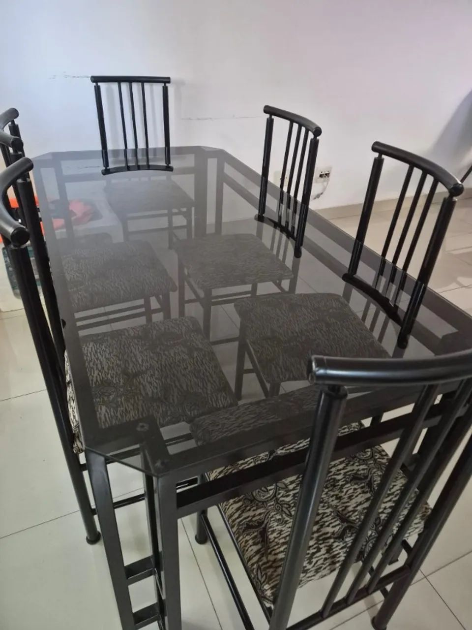 Mesa de jantar com tampo de vidro e 6 cadeiras acolchoadas Prima Línea