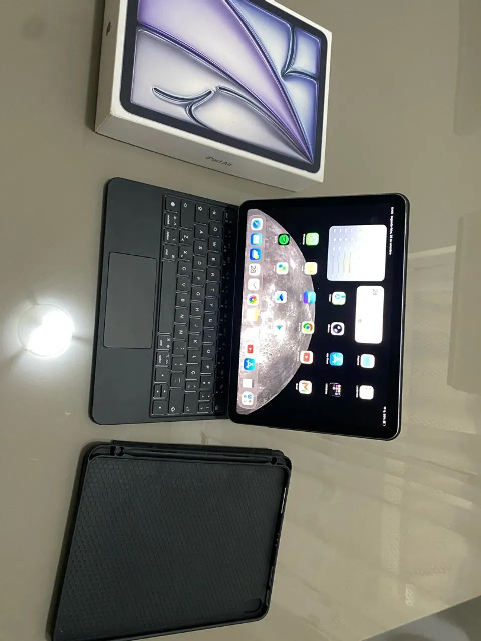 iPad Air 11" M3 128GB Cinza-espacial + Capa com Teclado - Impecável  - Foto 2