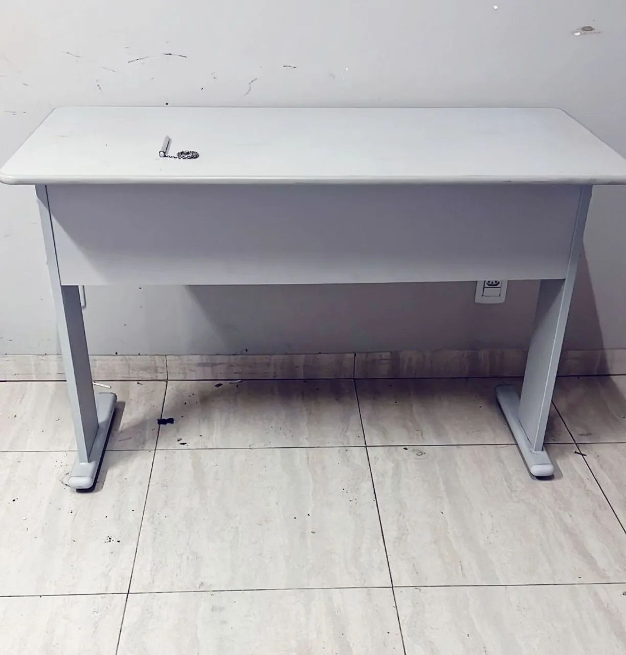 VENDO 2 MESAS DE ESCRITÓRIO BRANCAS COM 3 GAVETAS - Foto 5