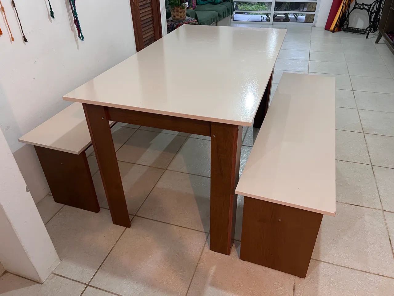 Conjunto Sala de Jantar: Mesa e bancos 