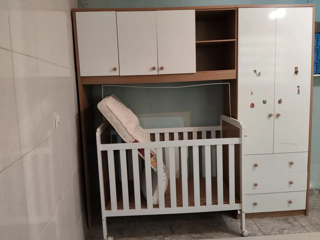 Guarda roupa com berço e colchão 