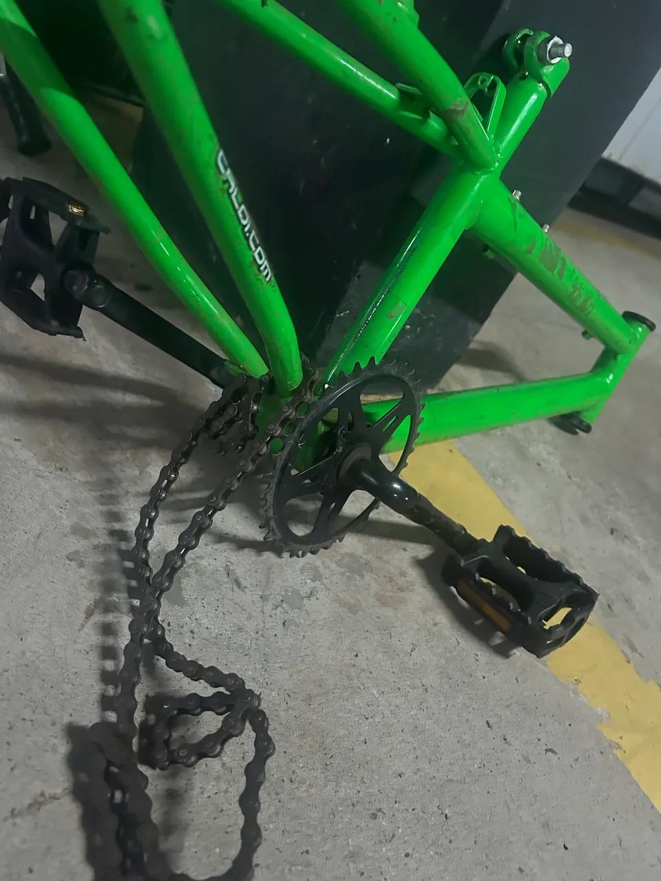 Quadro de bike aro 20 verde com pedal ,sprocket e corrente - Foto 3