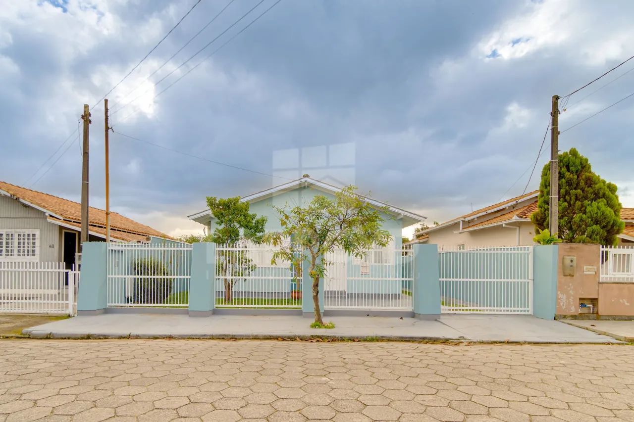 Casa à venda com edícula e garagem coberta