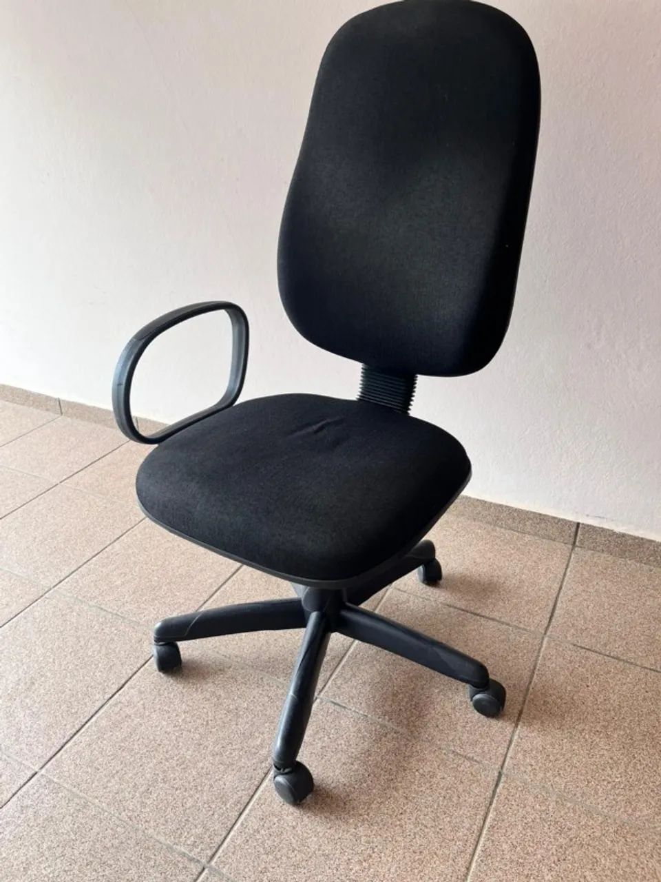 Rotating Office Chair with Casters - Excellent Condition - R$150