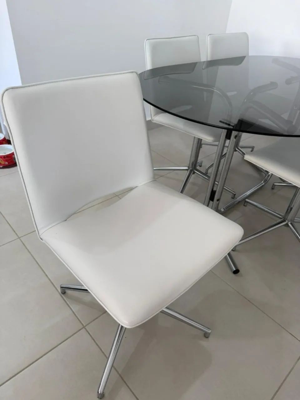 Mesa oval de vidro com base cromada + 5 cadeiras giratórias - Foto 2
