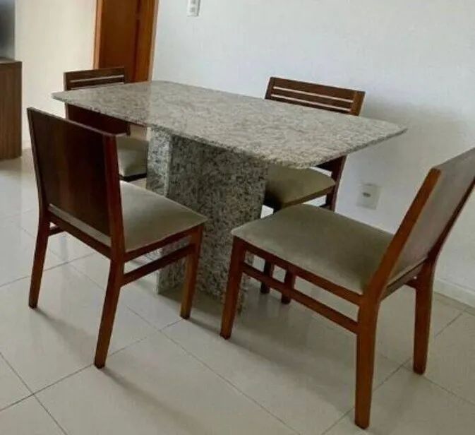 Mesa com 4 cadeiras
