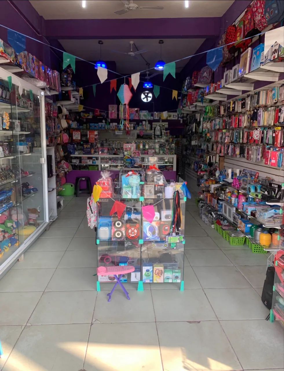 Celular, capa, películas tudo para se montar uma loja.