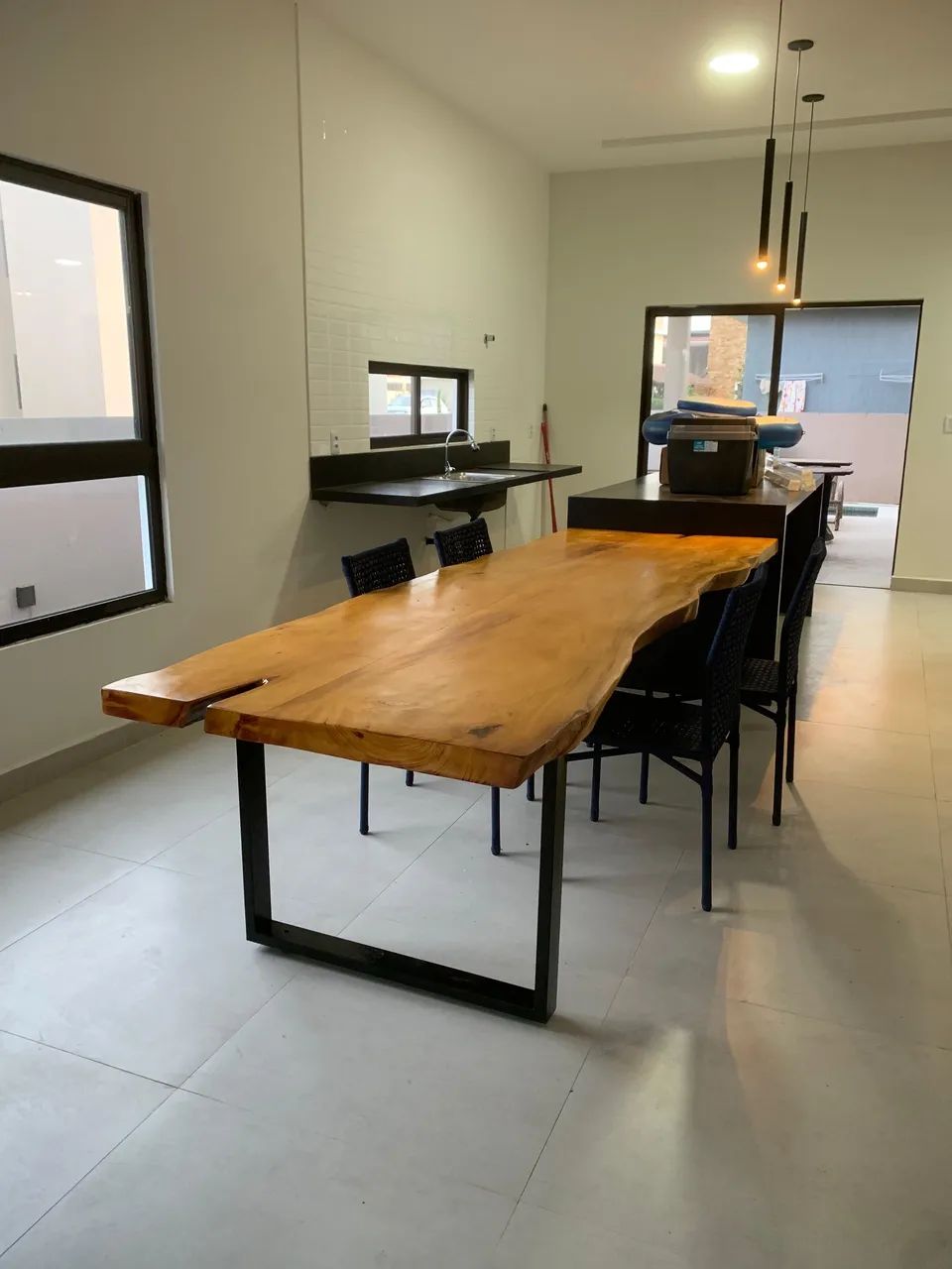 Mesa com base em metalon