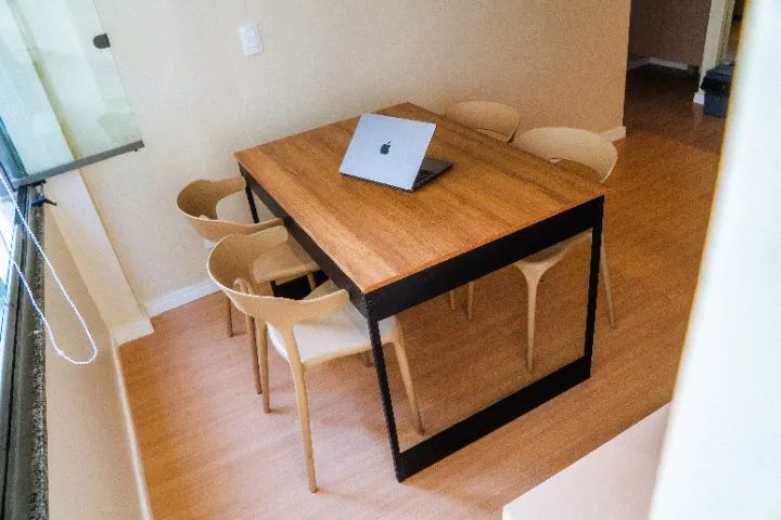 Mesa de Jantar com 4 Cadeiras - Madeira e Estrutura Preta - Foto 4