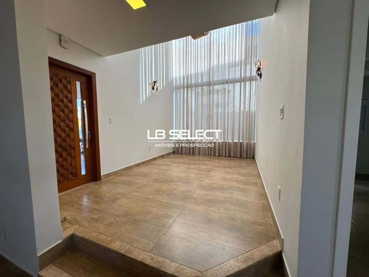 Casa no Condomínio Alphaville I com cinco quartos, quartos suítes e varanda gourmet.