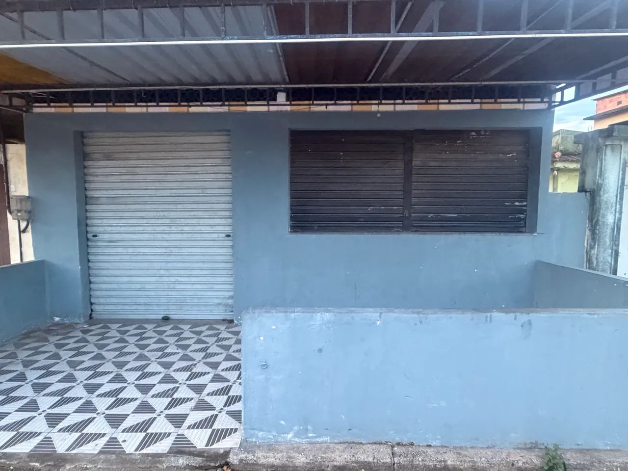 Alugo loja ampla em Santa Cruz - Bem localizada, local tranquilo e seguro. 