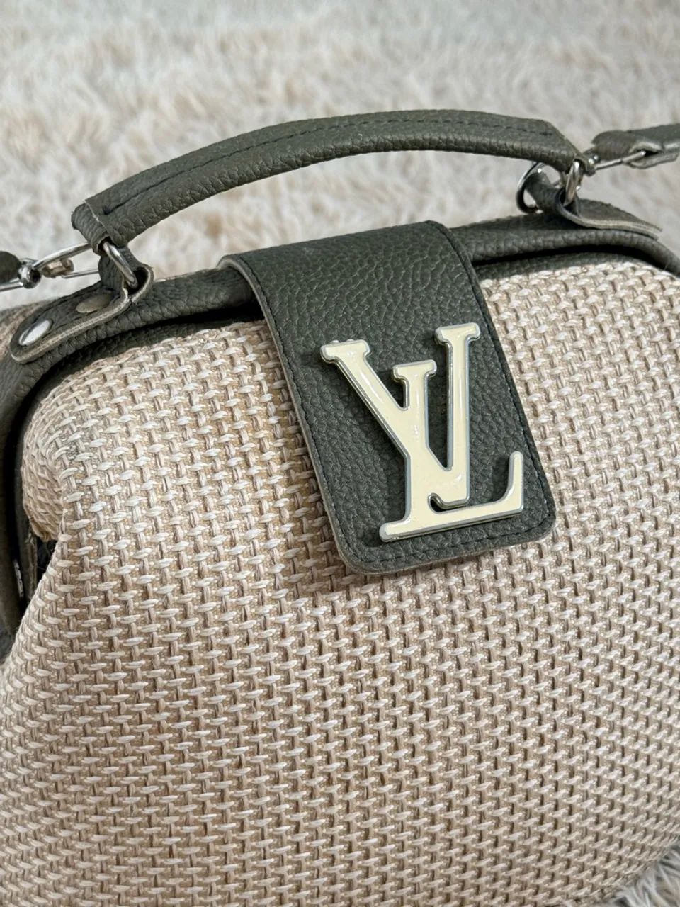 Mala de Ombro/Mão Texturizada Estilo Ráfia com Logótipo LV ? - Foto 3
