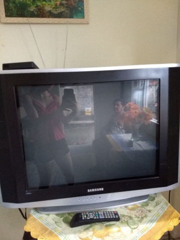 Televisão de tubo grande para retirada de peça - Foto 3