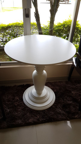 Mesa Lateral Decorativa Trabalhada em Madeira