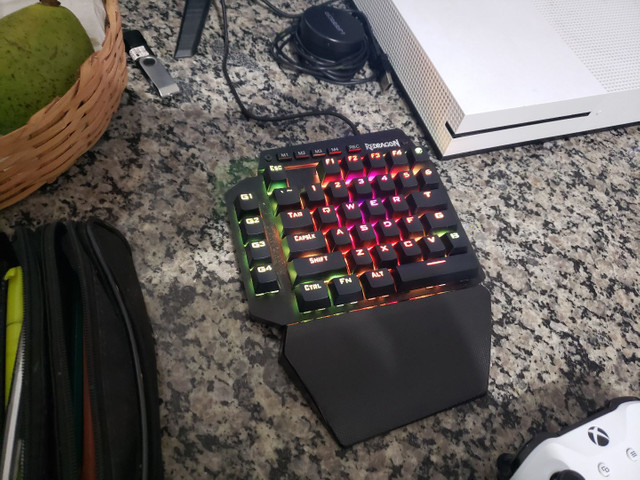 Teclado gamer rgb de uma mão redragon k583 ida