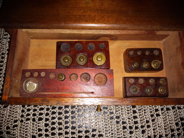 Balança antiga com alguns pesos !!! - Foto 2