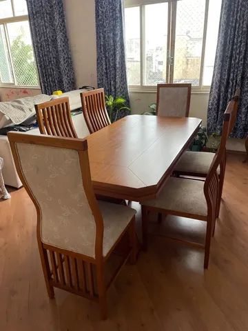 Mesa de jantar de madeira com 6 cadeiras
