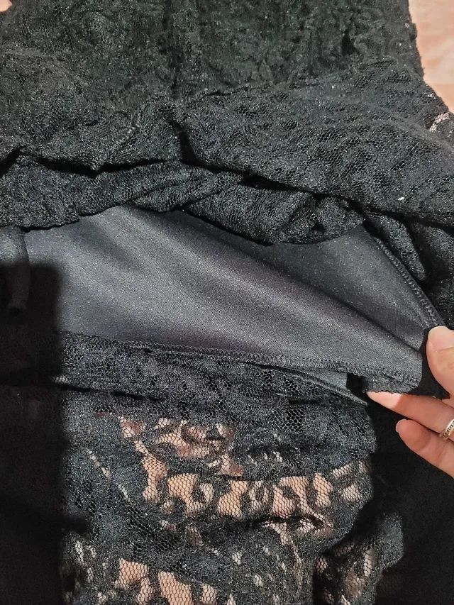 Saia longa preta com renda e fenda lateral na perna - Foto 2
