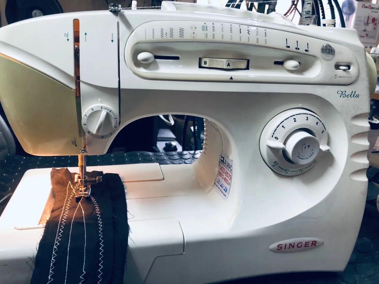 Máquina de Costura Singer Bella