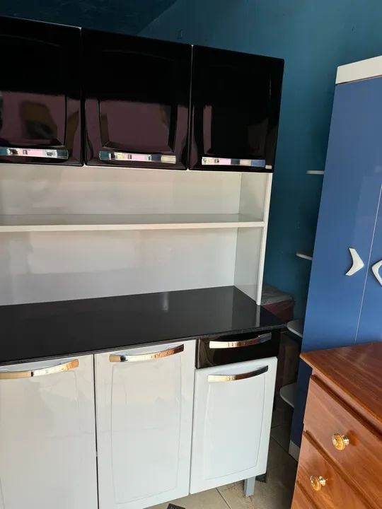 Armário de Cozinha Branco com Tampo Preto