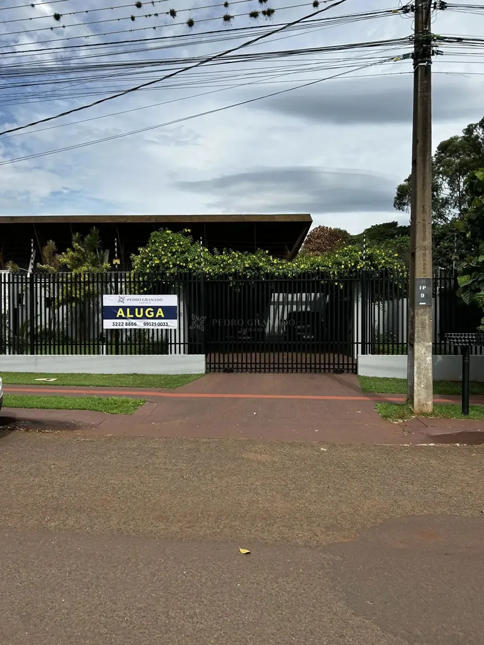 Encante-se com esta magnífica casa disponível para locação! Composta por quatro dormitório