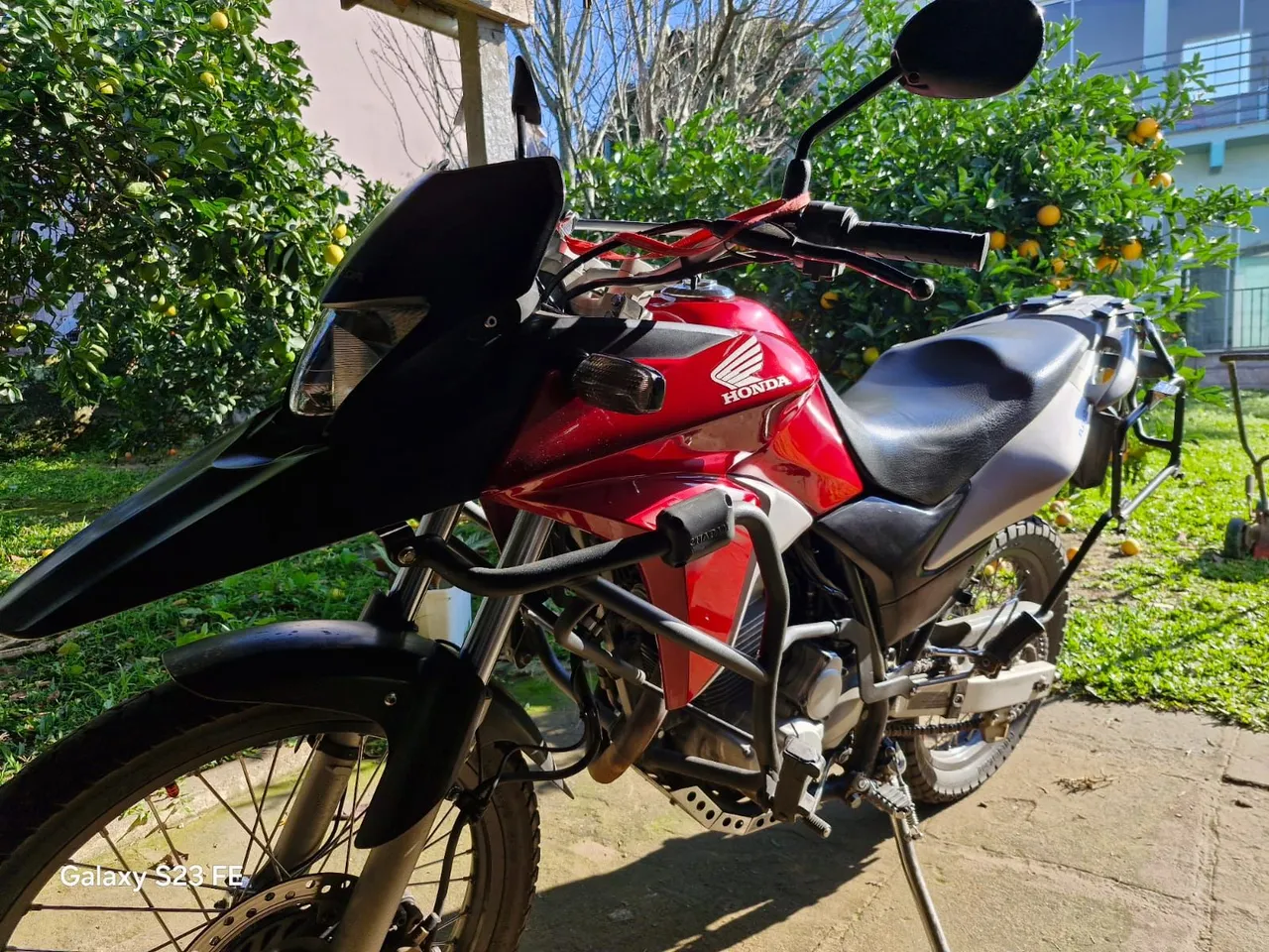 Xre300 vermelha e prata