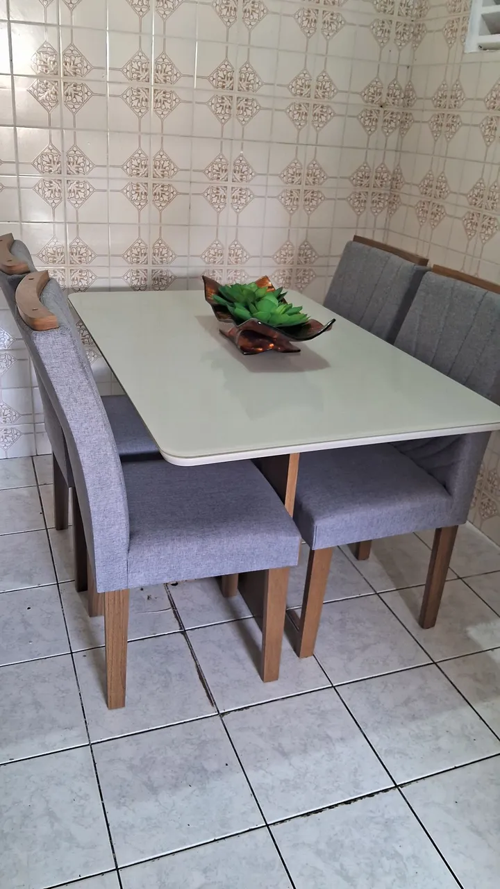 Mesa de Jantar com 4 Cadeiras Modernas