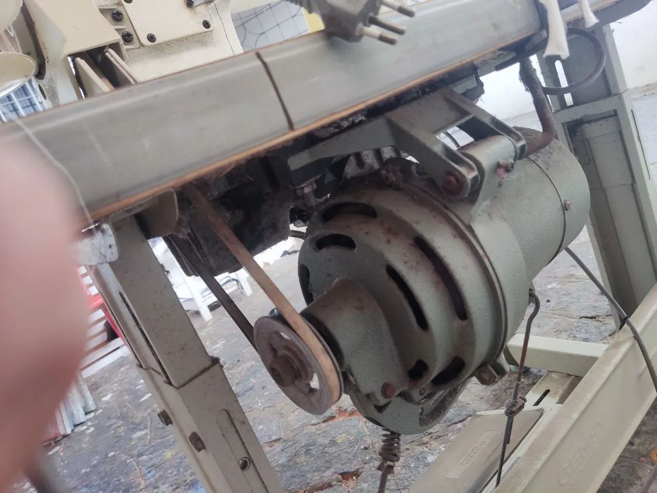 Máquina de costura ombro-a- ombro industrial. - Foto 5