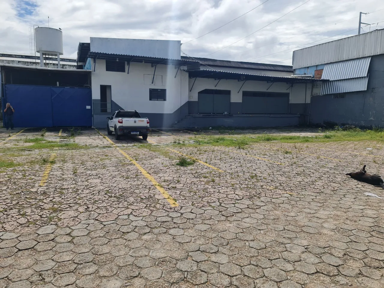 ALUGO GALPÃO 625m2 C/ DOCA/ PÁTIO/ AV. TEFÉ PROX AO DISTRITO INDUSTRIAL