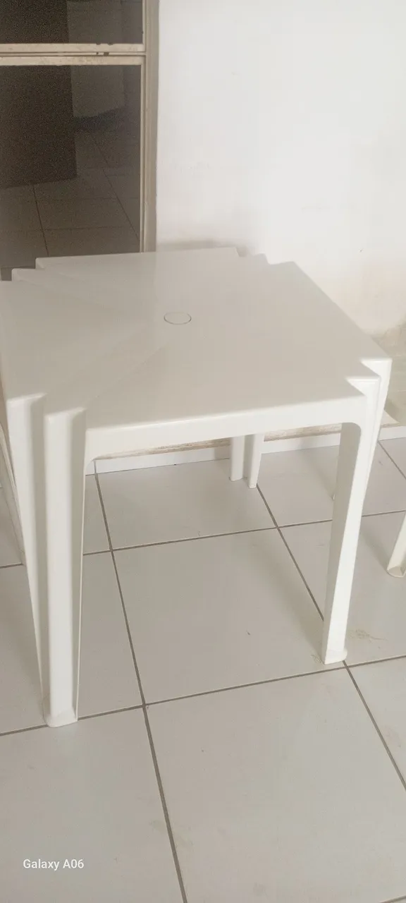 Vendo uma Mesa de plástico branca tramontina